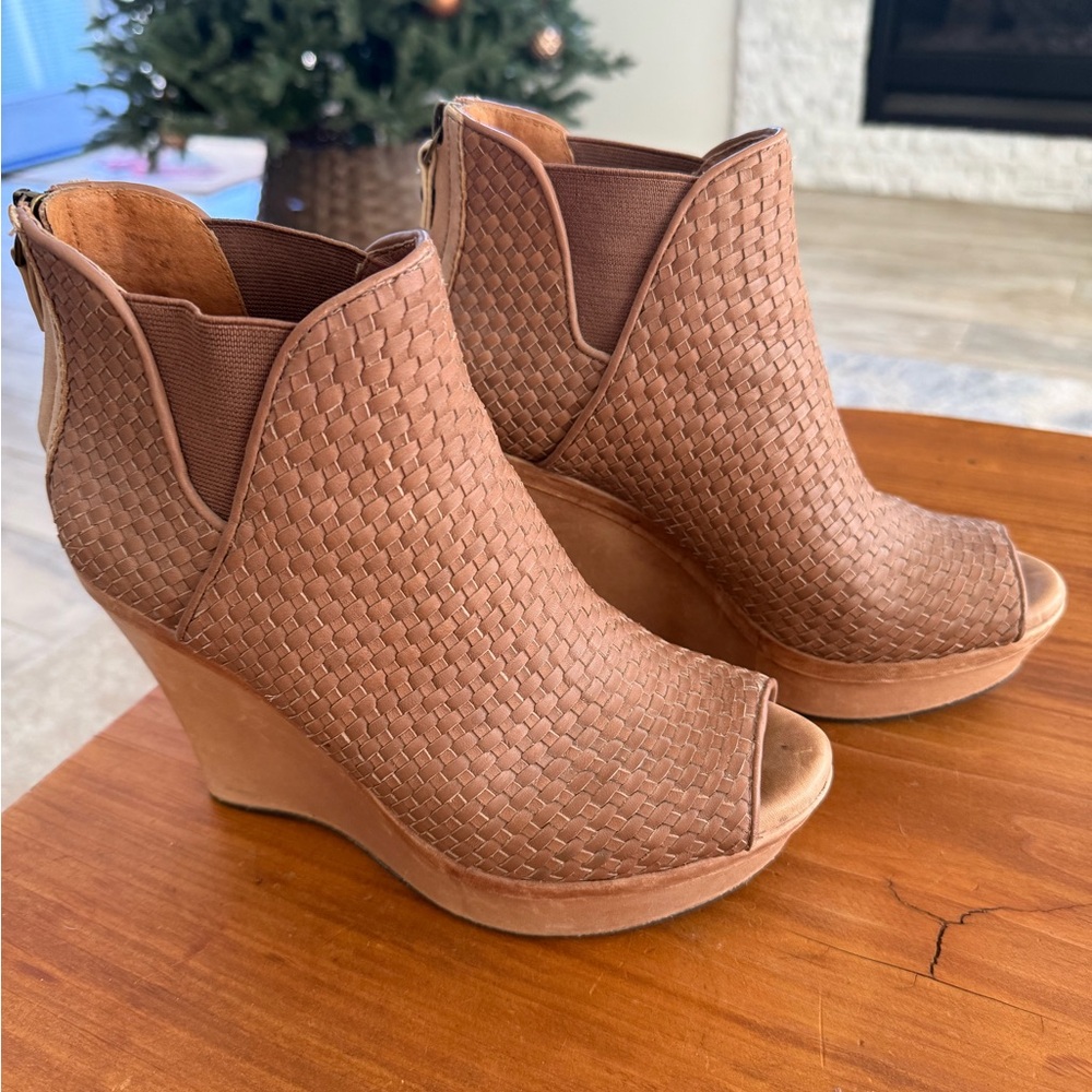 UGG Hamra Peep-Toe Platform Wedge